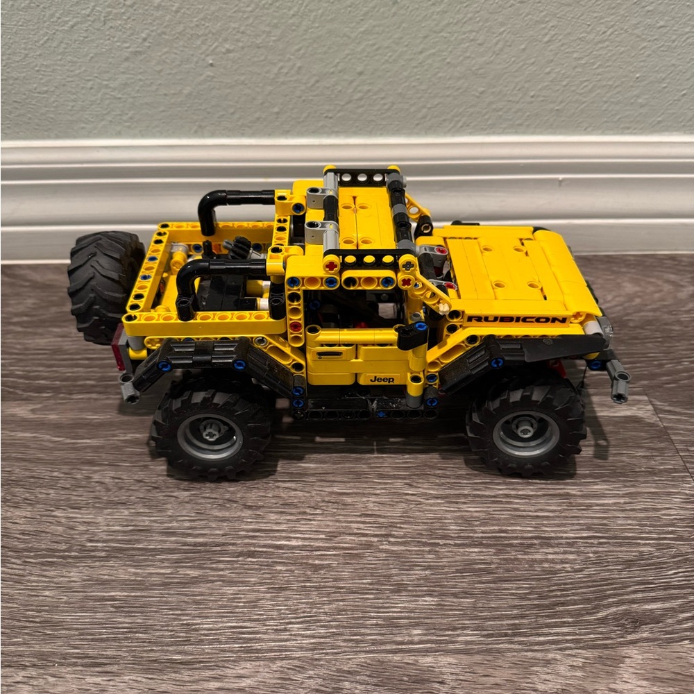 LEGO Technic Jeep Wrangler (set number 42122) yellow black & gray